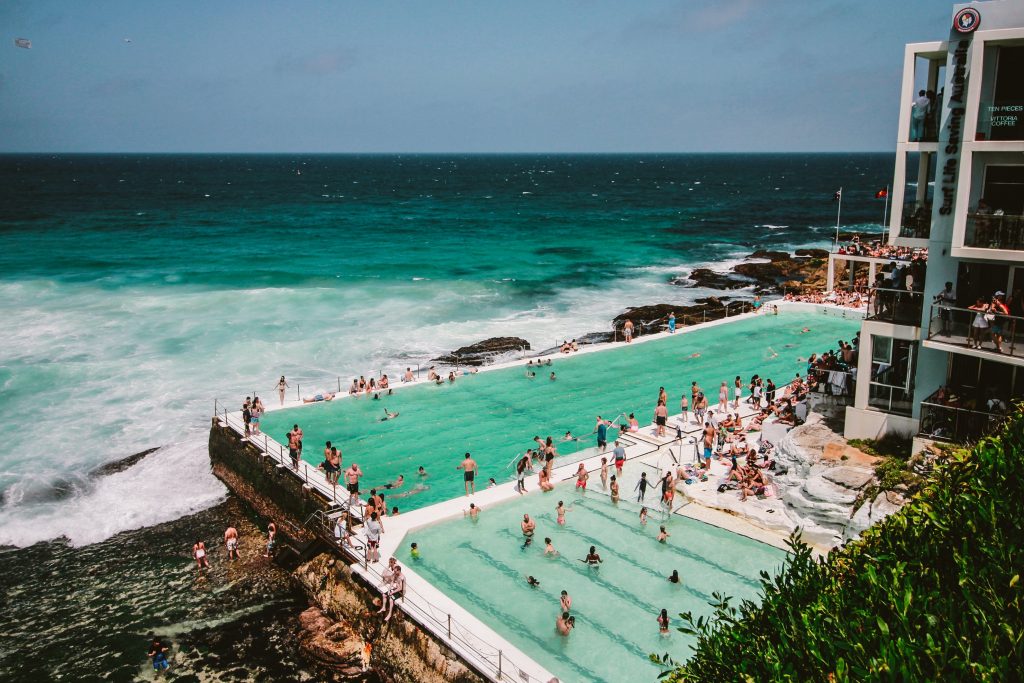 Bondi Beach, alberca, gente en la playa